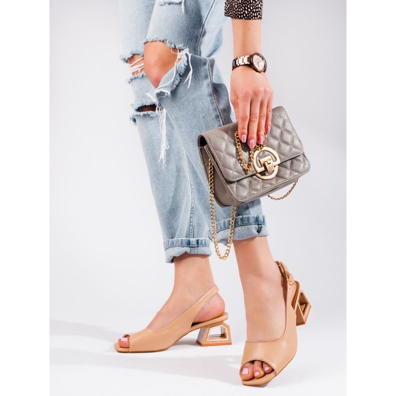 Sandales beiges à petit talon décoratif de Vinceza 1 Sandales beiges à petit talon décoratif de Vinceza 1