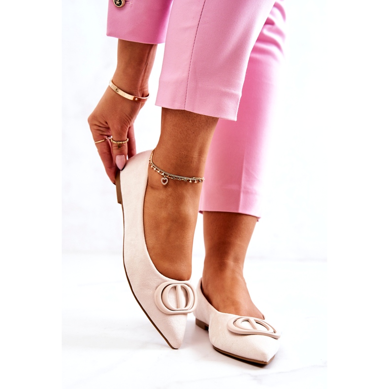 Ballerines en daim féminin avec un léger mendiant beige 2