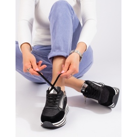 Baskets noires sur la plateforme Shelovet 1