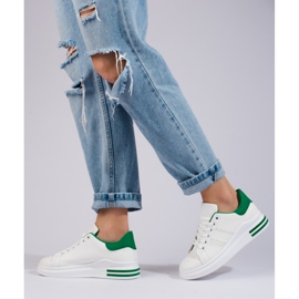 Baskets blanches de chaussures de sport sur la plate-forme Shelovet 2