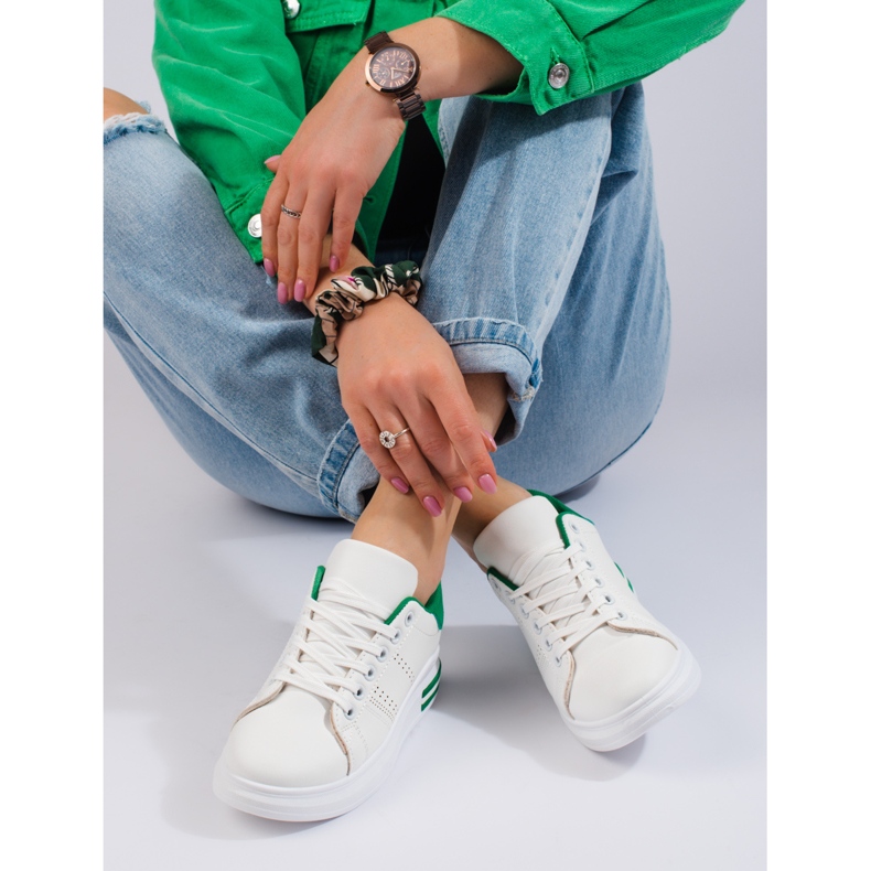 Baskets blanches de chaussures de sport sur la plate-forme Shelovet 1