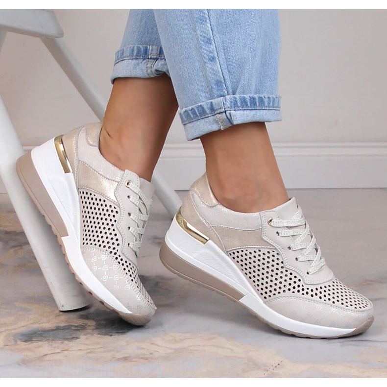 Chaussures compensées ajourées confortables en cuir beige S.Barski LR29587 1