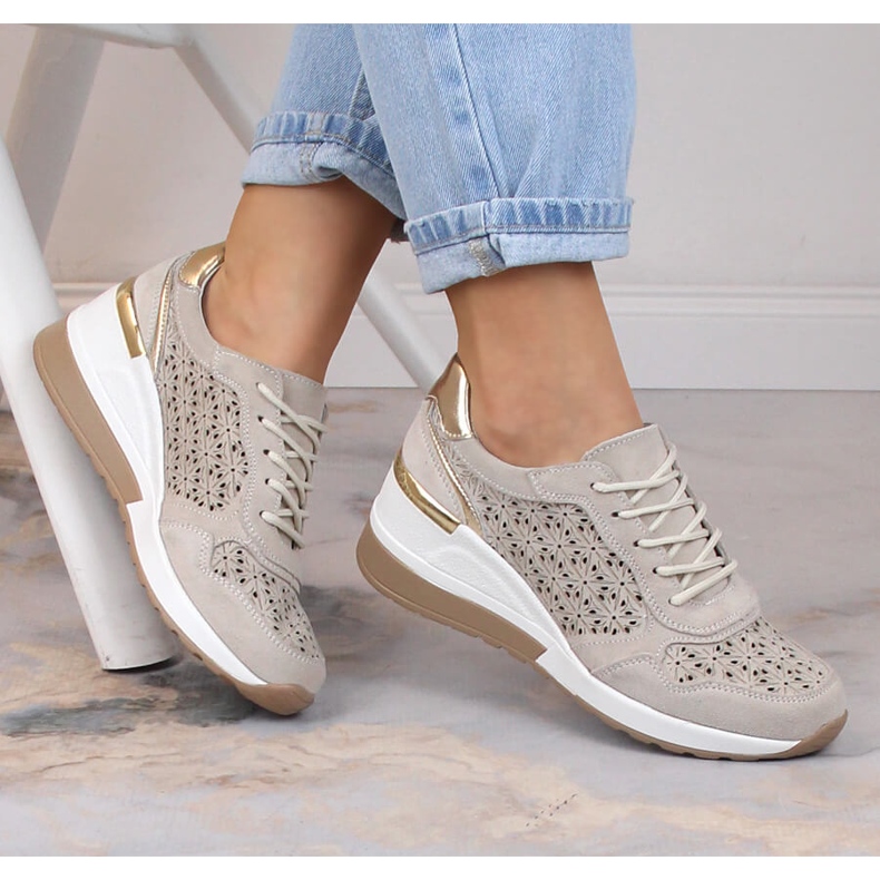 Chaussures femme en cuir suédé sur semelle compensée ajourée beige Filippo DP4669 1