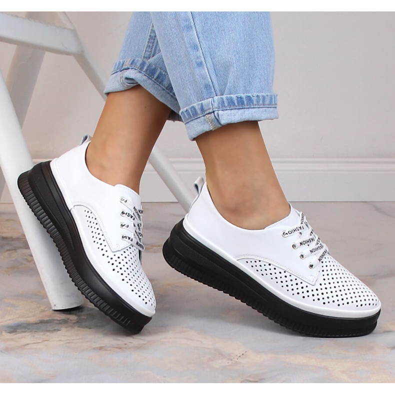 Chaussures femme confortables en cuir ajouré blanc Artiker 52C1992 1
