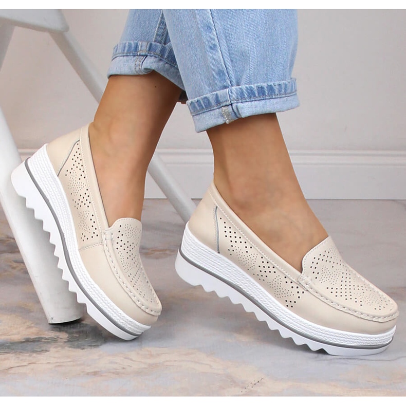 Mocassins en cuir pour femmes sur la plate-forme beige ajourée Artiker 52C2119 1 Mocassins en cuir pour femmes sur la plate-forme beige ajourée Artiker 52C2119 1
