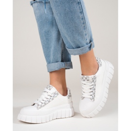 Baskets blanches pour femmes sur une plate-forme Shelovet épaisse 1 Baskets blanches pour femmes sur une plate-forme Shelovet épaisse 1