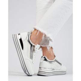 Baskets blanches et argentées sur la plateforme Shelovet 1