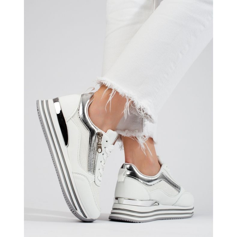 Baskets blanches et argentées sur la plateforme Shelovet 1