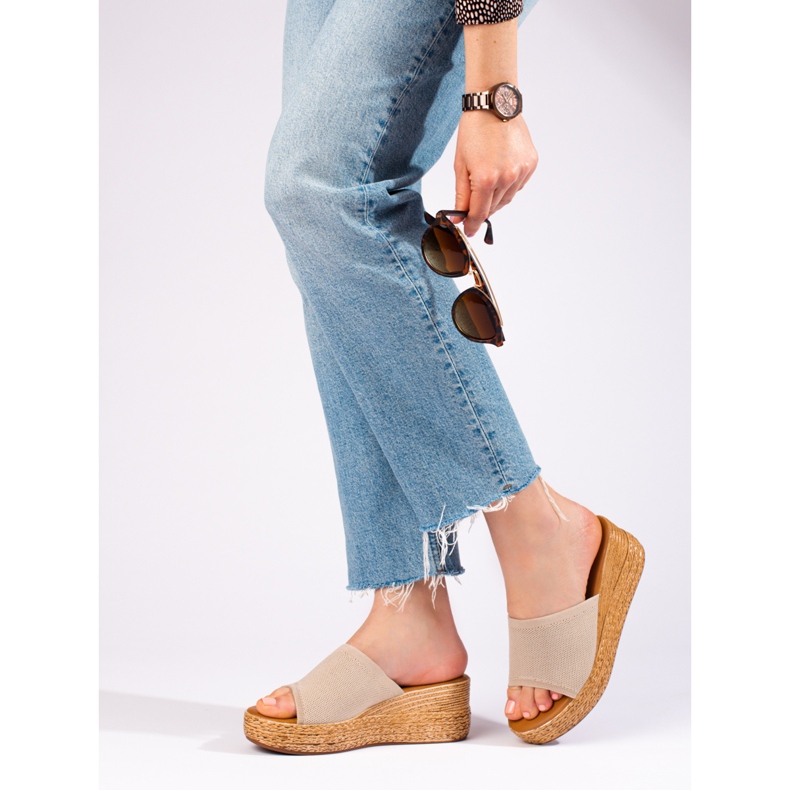Sandales compensées ajourées pour femmes en beige Shelovet 1