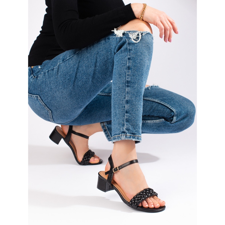 Sandales noires à petits talons de Shelovet 1