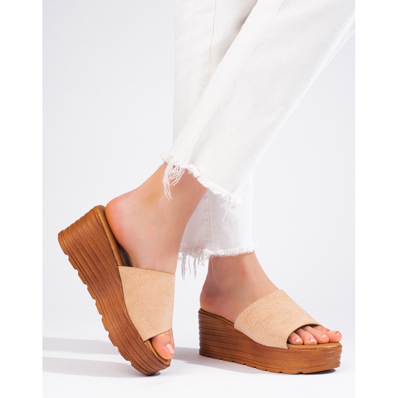 Chaussons compensés en daim beige Shelovet, femmes 1