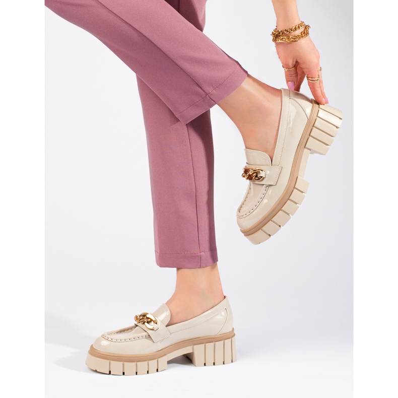 Mocassins femme laqués avec chaîne Shelovet beige 1