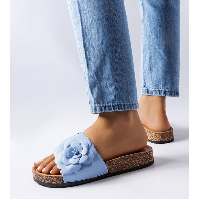 Sandales bleues ornées d'une fleur de Desaulniers 2