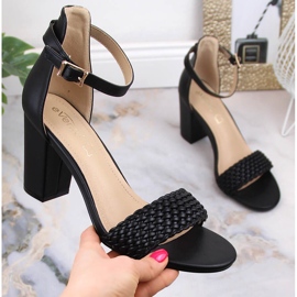 Sandales noires pour femmes sur le poteau eVento 5945 1