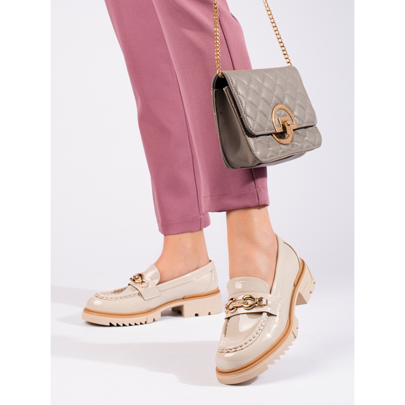 Richelieus beiges vernis avec un ornement Shelovet doré 2