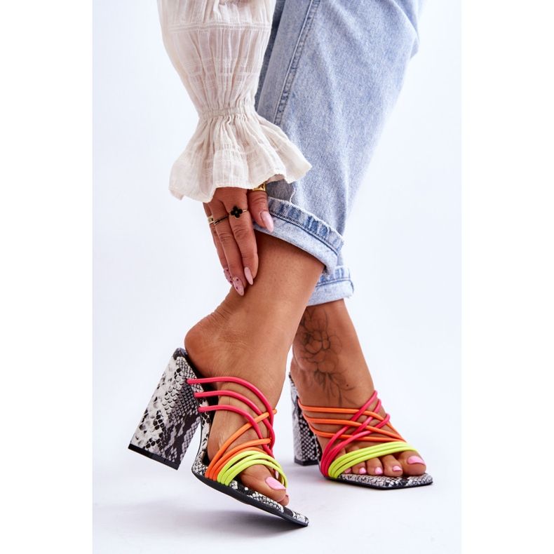 Chaussons à talons hauts avec brides serpent Neon Beckie le noir 2 Chaussons à talons hauts avec brides serpent Neon Beckie le noir 2