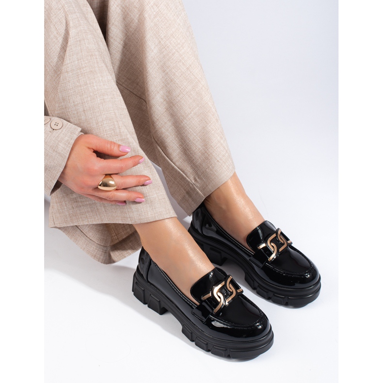 Mocassins noirs vernis avec ornement Shelovet 2