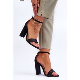 Sandales à talons hauts en satin Noir Linsy le noir 4