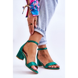 PG1 Sandales à talons bas en satin vert Juliette 2