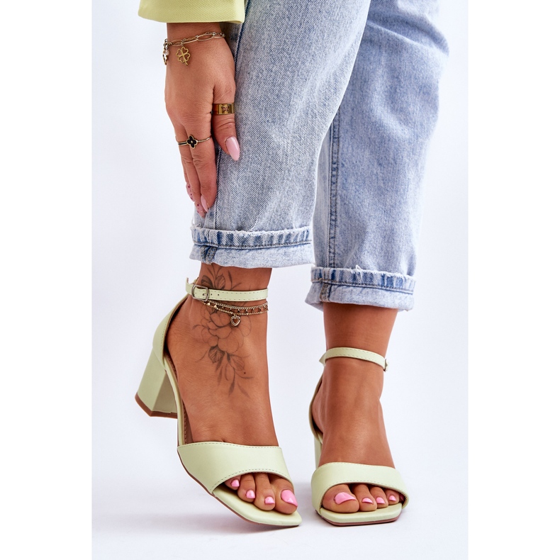 PG1 Sandales en éco-cuir sur un petit talon vert clair Whitney 1