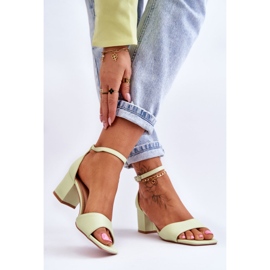 PG1 Sandales en éco-cuir sur un petit talon vert clair Whitney 2