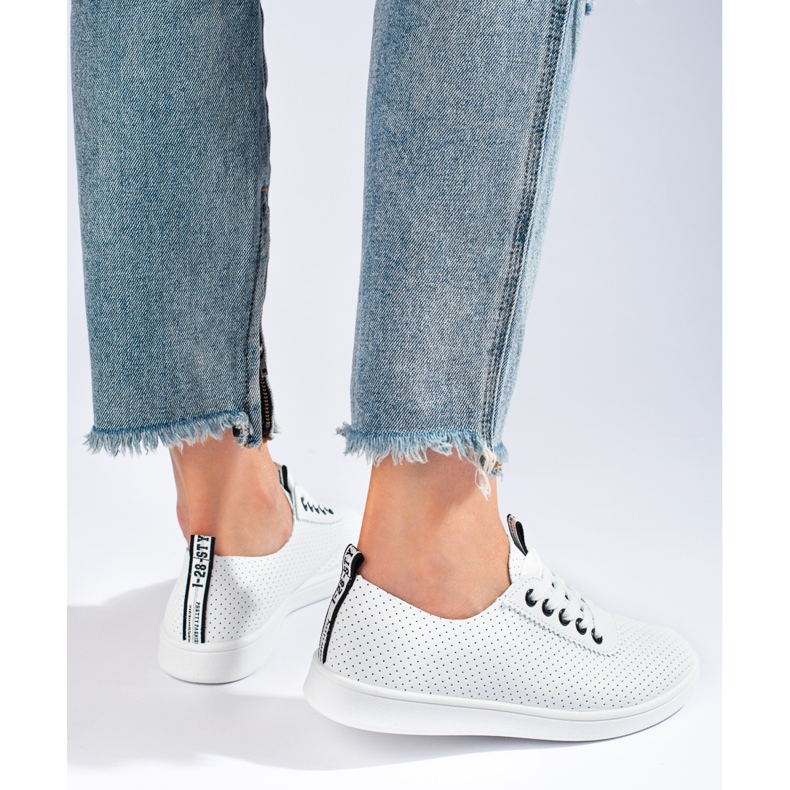 Baskets femme Shelovet blanches ajourées noir 1