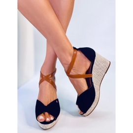 Sandales compensées à bout ouvert de Berna Black le noir 2