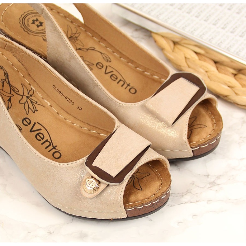 Sandales confortables pour femmes sur un coin beige avec un brillant eVento 6230 2