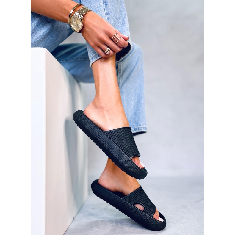 BM Chaussons coussin Yang Noir le noir 1