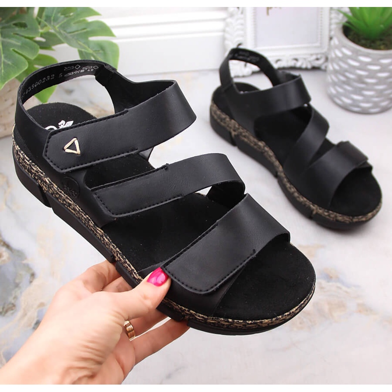 Sandales confortables pour femmes sur une plate-forme velcro noire Rieker V2301-00 1