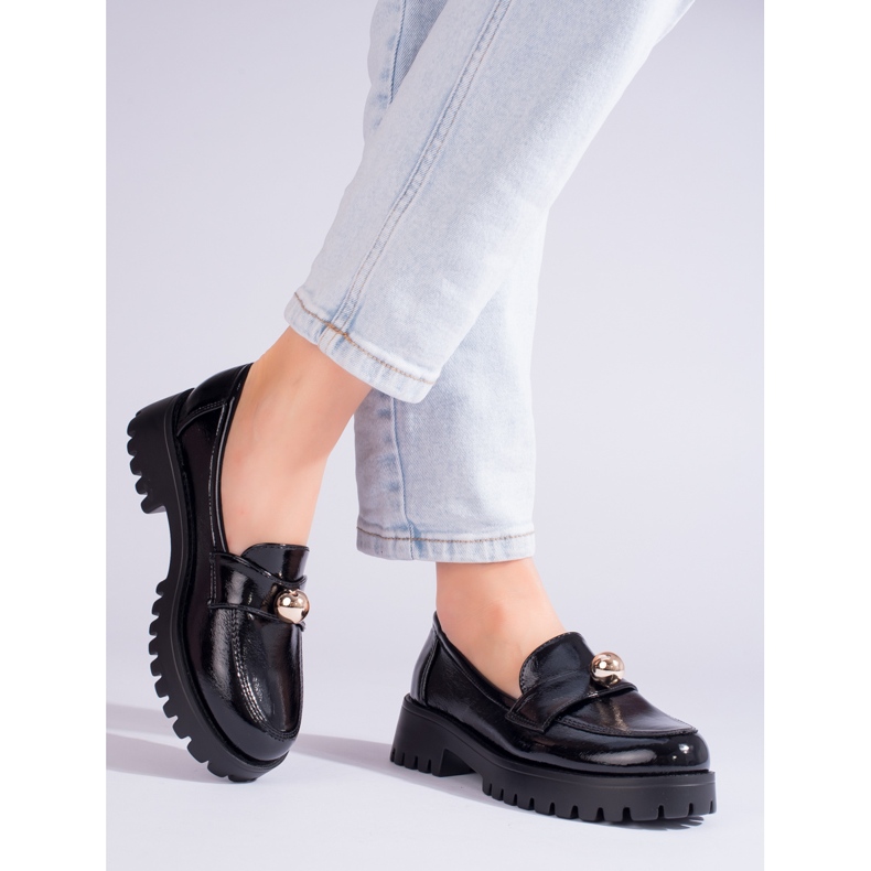 Mocassins noirs laqués avec ornements Shelovet dorés 1