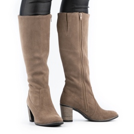 Olivier Bottes isolées pour femmes sur un poteau de terre beige 1 Olivier Bottes isolées pour femmes sur un poteau de terre beige 1