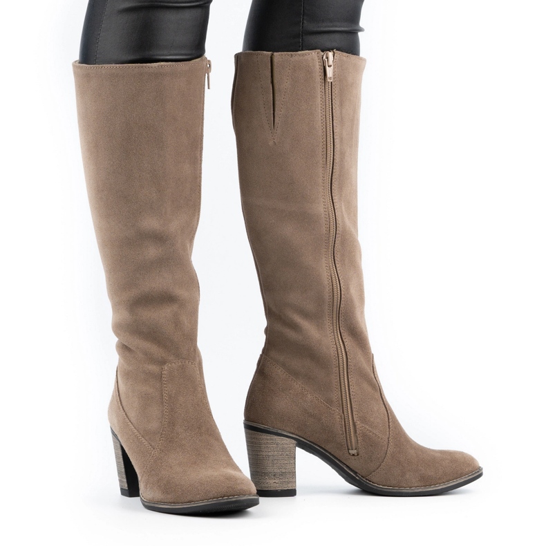 Olivier Bottes isolées pour femmes sur un poteau de terre beige 1 Olivier Bottes isolées pour femmes sur un poteau de terre beige 1