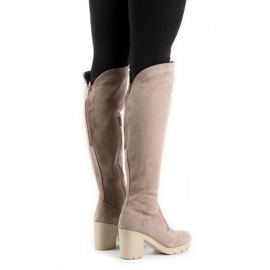 Olivier Bottes isolées en suède beige Margaret sur le poteau 1