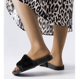 Claquettes noires avec fourrure ivoire 2