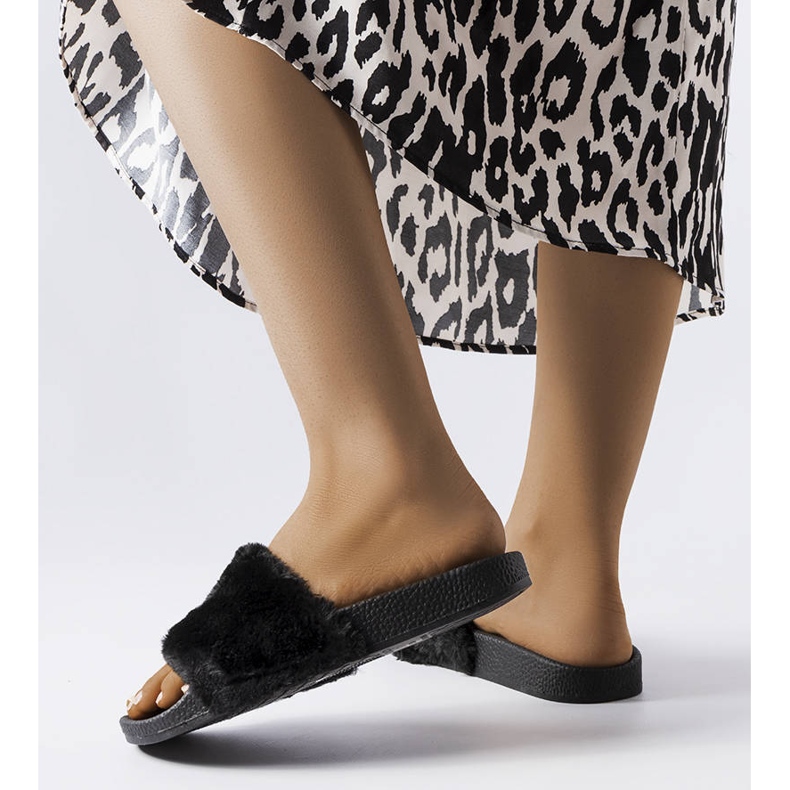 Claquettes noires avec fourrure ivoire 2