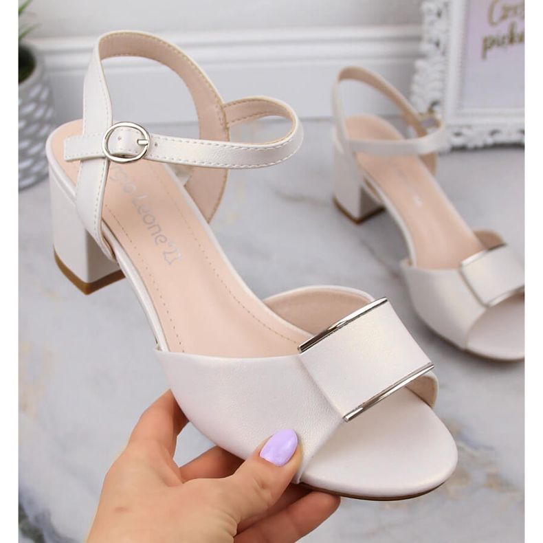 Sandales élégantes en perles pour femmes sur le poteau Sergio Leone SK806 blanche 1