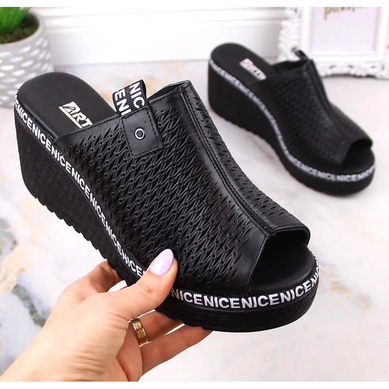 Sandales compensées ajourées en cuir femme noir Artiker 50C0523 le noir 1
