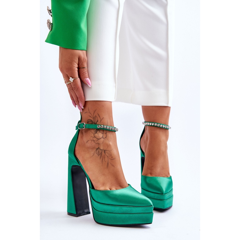 Escarpins à la mode sur un talon vert Santoro 1