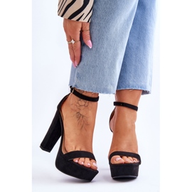 Sandales confortables en daim sur un talon haut Black Essence le noir 1