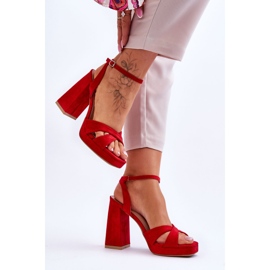 Sandales rouges à talons carrés en daim puissant 4