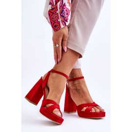 Sandales rouges à talons carrés en daim puissant 2