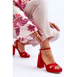 Sandales rouges à talons carrés en daim puissant 6