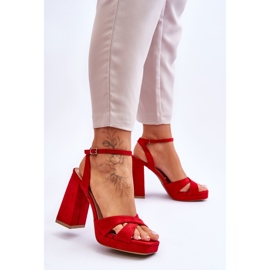 Sandales rouges à talons carrés en daim puissant 3