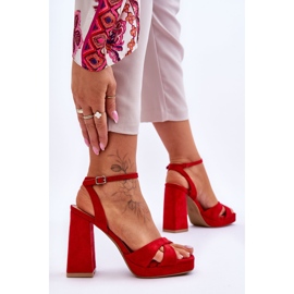 Sandales rouges à talons carrés en daim puissant 5
