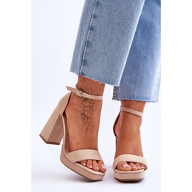 Sandales en daim à la mode avec un talon carré en merila beige 1
