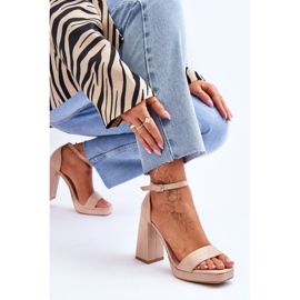 Sandales en daim à la mode avec un talon carré en merila beige 6