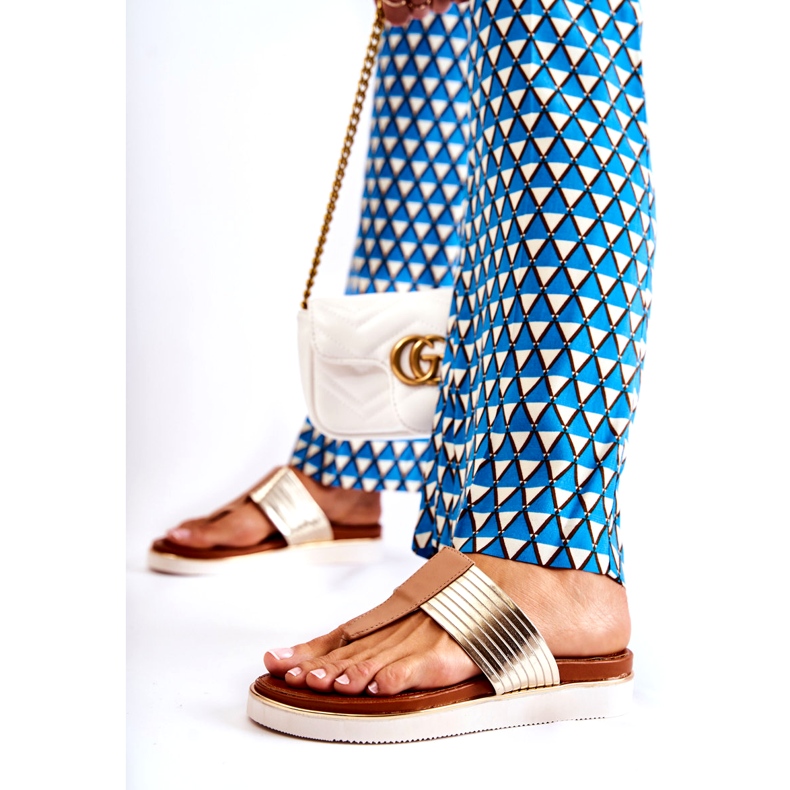 Les tongs pour femmes sur la plate-forme beige-or 4