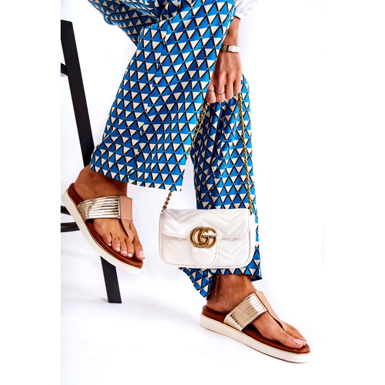 Les tongs pour femmes sur la plate-forme beige-or 2