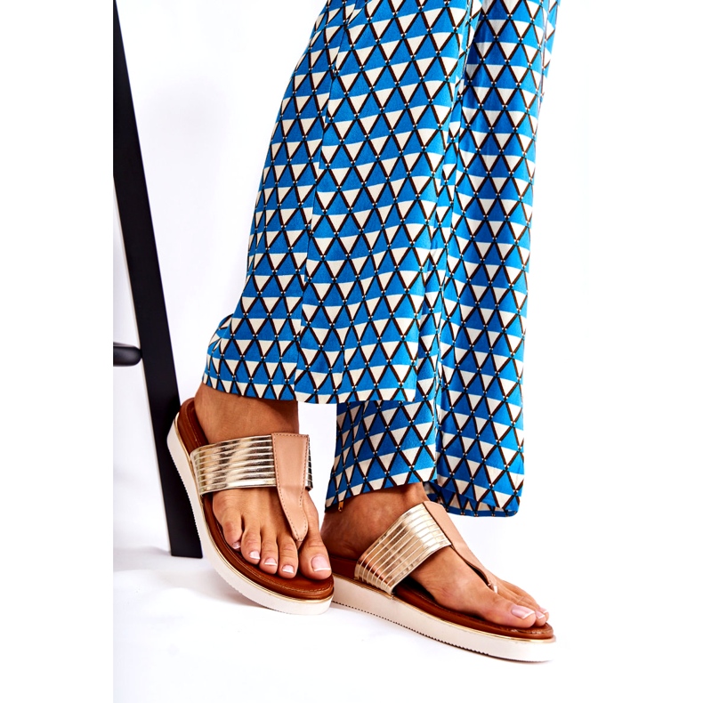 Les tongs pour femmes sur la plate-forme beige-or 1